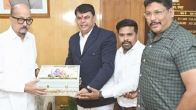 बाबा की बारात का आमंत्रण कार्ड राज्यपाल को देने राजभवन रायपुर पहुंचे दया सिंह