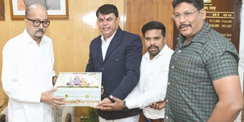 बाबा की बारात का आमंत्रण कार्ड राज्यपाल को देने राजभवन रायपुर पहुंचे दया सिंह बाबा की बारात का आमंत्रण कार्ड राज्यपाल को देने राजभवन रायपुर पहुंचे दया सिंह