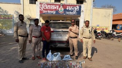 142 पाव देसी शराब लेकर जा रहे युवक को घेराबंदी कर गिरफ्तार