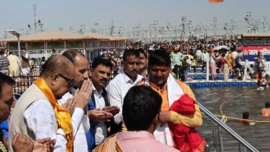 राज्यपाल श्री डेका ने महाकुंभ के अवसर पर त्रिवेणी संगम में किया स्नान