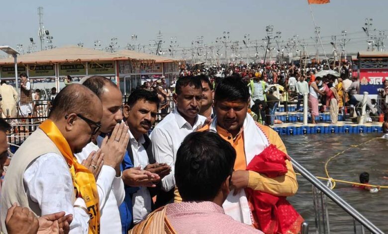 राज्यपाल श्री डेका ने महाकुंभ के अवसर पर त्रिवेणी संगम में किया स्नान राज्यपाल श्री डेका ने महाकुंभ के अवसर पर त्रिवेणी संगम में किया स्नान
