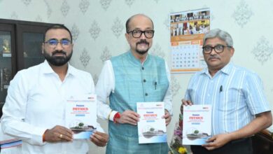 राज्यपाल श्री डेका ने भौतिकी विषय पर लिखित पुस्तक का विमोचन किया