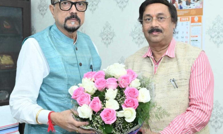 राज्यपाल श्री डेका से विधानसभा सचिव श्री शर्मा ने की सौजन्य भेंट राज्यपाल श्री डेका से विधानसभा सचिव श्री शर्मा ने की सौजन्य भेंट
