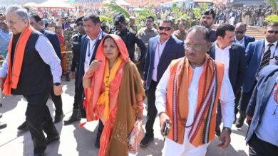 मुख्यमंत्री श्री विष्णुदेव साय, राज्यपाल एवं विधानसभा अध्यक्ष समेत सभी मेहमान अरेल घाट पहुंचे