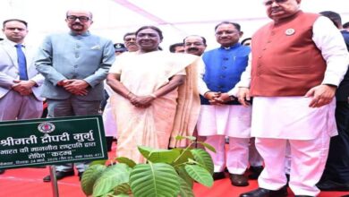 राष्ट्रपति मुर्मू के आगमन से पहले बड़ा सड़क हादसा! दो ट्रकों में भिड़ंत, रोड पर फैला पेंट