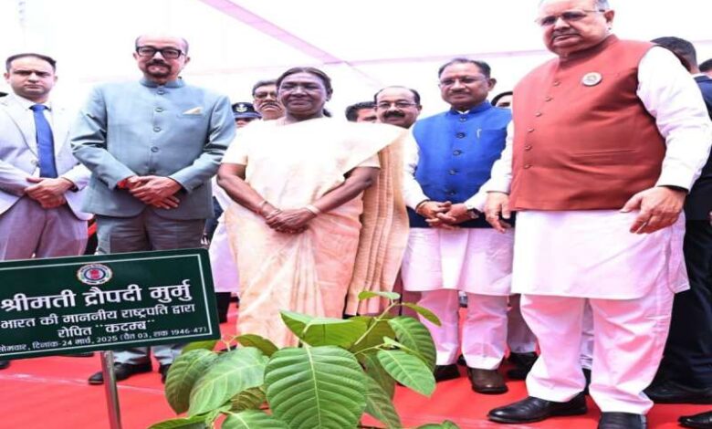 राष्ट्रपति मुर्मू के आगमन से पहले बड़ा सड़क हादसा! दो ट्रकों में भिड़ंत, रोड पर फैला पेंट राष्ट्रपति मुर्मू के आगमन से पहले बड़ा सड़क हादसा! दो ट्रकों में भिड़ंत, रोड पर फैला पेंट