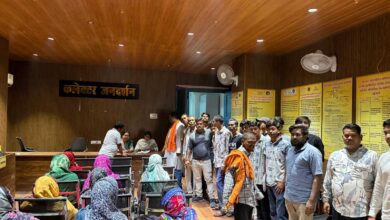 सरकारी जमीन पर बनाया एंट्री गेट, ट्रांसफार्मर, दर्जनों लोग पहुंचे कलेक्टोरेट