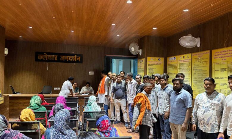 सरकारी जमीन पर बनाया एंट्री गेट, ट्रांसफार्मर, दर्जनों लोग पहुंचे कलेक्टोरेट सरकारी जमीन पर बनाया एंट्री गेट, ट्रांसफार्मर, दर्जनों लोग पहुंचे कलेक्टोरेट