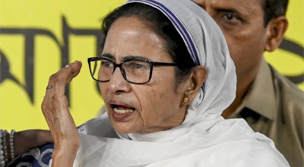 ऑक्सफोर्ड यूनिवर्सिटी में बंगाल सीएम ममता बनर्जी के भाषण के दौरान हंगामा, भीड़ ने पूछे तीखे सवाल ऑक्सफोर्ड यूनिवर्सिटी में बंगाल सीएम ममता बनर्जी के भाषण के दौरान हंगामा, भीड़ ने पूछे तीखे सवाल