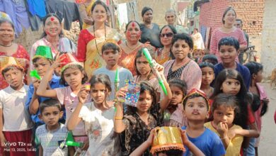 वैदिक ग्रुप ने स्लम बस्तियों में मनाया होली एम डी सलमा ने जरुरत मंद बच्चों को रंग गुलाल मिठाई और पिचकारी भेंट की