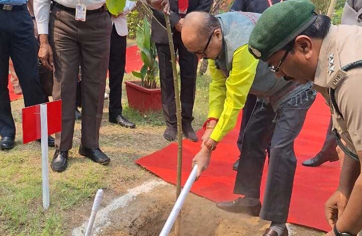 राज्यपाल श्री रमेन डेका ने कोरबा कलेक्ट्रेट परिसर में ’एक पेड़ माँ के नाम अभियान‘ अंतर्गत किया पौधारोपण राज्यपाल श्री रमेन डेका ने कोरबा कलेक्ट्रेट परिसर में ’एक पेड़ माँ के नाम अभियान‘ अंतर्गत किया पौधारोपण