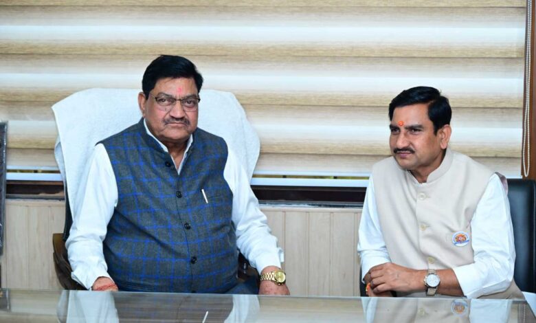 खाद्य मंत्री श्री दयाल दास बघेल की केन्द्रीय राज्य मंत्री श्री तोखन साहू से मुलाकात खाद्य मंत्री श्री दयाल दास बघेल की केन्द्रीय राज्य मंत्री श्री तोखन साहू से मुलाकात