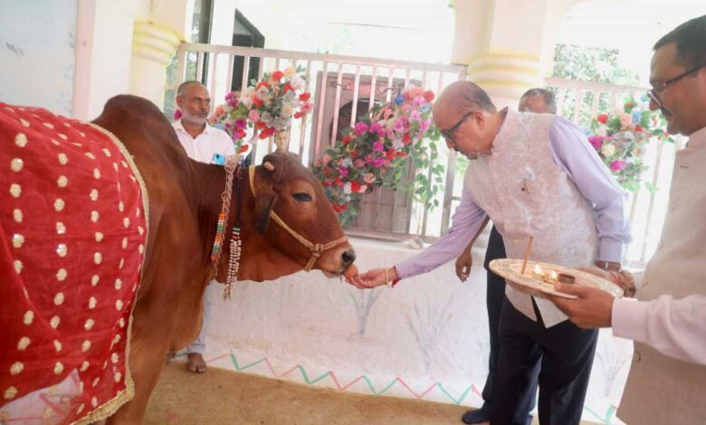 गौ सेवा रत्न अलंकरण महोत्सव- राज्यपाल श्री रमेन डेका ने गौशाला में की पूजा अर्चना गौ सेवा रत्न अलंकरण महोत्सव- राज्यपाल श्री रमेन डेका ने गौशाला में की पूजा अर्चना