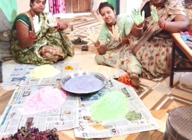 हर्बल गुलाल और घरेलू उत्पादों के माध्यम से दुर्गा स्वयं सहायता समूह की महिलाओं का आत्मनिर्भरता की ओर सशक्त कदम हर्बल गुलाल और घरेलू उत्पादों के माध्यम से दुर्गा स्वयं सहायता समूह की महिलाओं का आत्मनिर्भरता की ओर सशक्त कदम