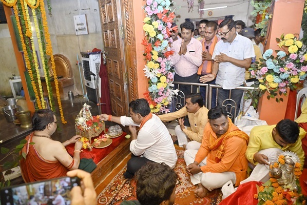 गृहमंत्री विजय शर्मा ने हनुमान मंदिर में पूजा-अर्चना की गृहमंत्री विजय शर्मा ने हनुमान मंदिर में पूजा-अर्चना की