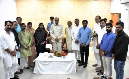 राज्यपाल ने बालोद में जनप्रतिनिधियों व संगठनों से की मुलाकात राज्यपाल ने बालोद में जनप्रतिनिधियों व संगठनों से की मुलाकात