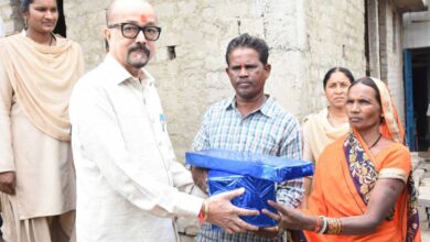 राज्यपाल श्री रमेन डेका ने बालोद जिले के ग्राम सिकोसा में पहुँचकर प्रधानमंत्री आवास योजना ग्रामीण के कार्यों का किया अवलोकन