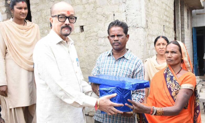 राज्यपाल श्री रमेन डेका ने बालोद जिले के ग्राम सिकोसा में पहुँचकर प्रधानमंत्री आवास योजना ग्रामीण के कार्यों का किया अवलोकन राज्यपाल श्री रमेन डेका ने बालोद जिले के ग्राम सिकोसा में पहुँचकर प्रधानमंत्री आवास योजना ग्रामीण के कार्यों का किया अवलोकन