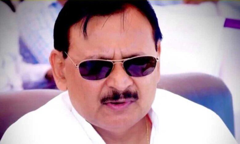 SP नेता के 10 ठिकानों पर रेड, 700 करोड़ के बैंक लोन घोटाले में ED की छापेमारी SP नेता के 10 ठिकानों पर रेड, 700 करोड़ के बैंक लोन घोटाले में ED की छापेमारी