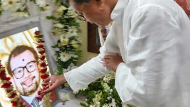 नेता प्रतिपक्ष डॉ. चरणदास महंत पहलगाम आतंकी हमले में दिवंगत दिनेश मिरानिया के निवास पहुंच, श्रद्धांजलि दी।