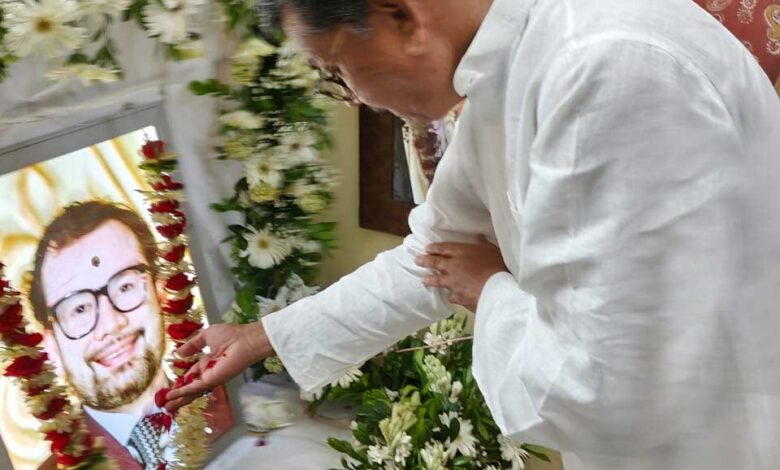 नेता प्रतिपक्ष डॉ. चरणदास महंत पहलगाम आतंकी हमले में दिवंगत दिनेश मिरानिया के निवास पहुंच, श्रद्धांजलि दी। नेता प्रतिपक्ष डॉ. चरणदास महंत पहलगाम आतंकी हमले में दिवंगत दिनेश मिरानिया के निवास पहुंच, श्रद्धांजलि दी।