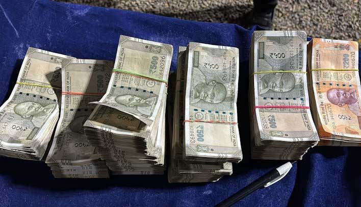 चेकिंग के दौरान पुलिस ने बरामद किया चार किलो सोना, दो सेल्समैन हिरासत में चेकिंग के दौरान पुलिस ने बरामद किया चार किलो सोना, दो सेल्समैन हिरासत में