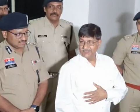 DGP अरुण देव गौतम ने IG, SP और ASP के साथ की बैठक DGP अरुण देव गौतम ने IG, SP और ASP के साथ की बैठक