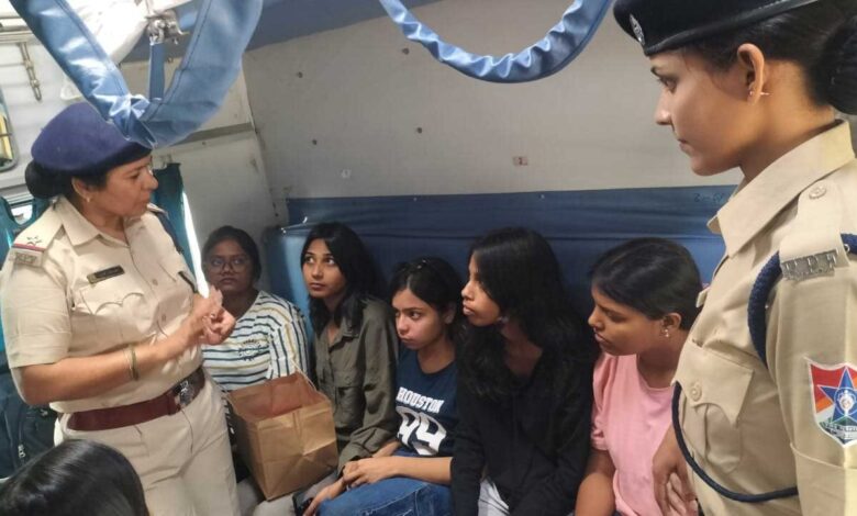 रेलवे सुरक्षा बल, दक्षिण पूर्व मध्य रेलवे, बिलासपुर के द्वारा चलाए जा रहे “ऑपरेशन महिला सुरक्षा” एवं अन्य विशेष अभियान के तहत किए गए सराहनीय कार्य । रेलवे सुरक्षा बल, दक्षिण पूर्व मध्य रेलवे, बिलासपुर के द्वारा चलाए जा रहे “ऑपरेशन महिला सुरक्षा” एवं अन्य विशेष अभियान के तहत किए गए सराहनीय कार्य ।