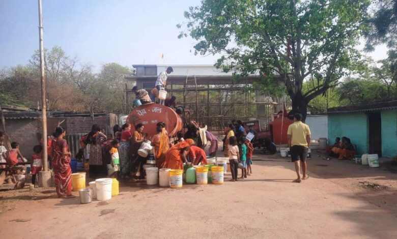 रेलवे स्टेशन की बस्ती में लोग गंभीर पेयजल संकट से जूझ रहे
