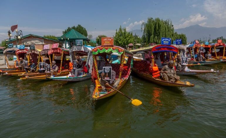 जम्मू-कश्मीर सरकार ने एक बड़ा फैसला : 87 में से 48 पर्यटन स्थलों को अस्थायी रूप से बंद जम्मू-कश्मीर सरकार ने एक बड़ा फैसला : 87 में से 48 पर्यटन स्थलों को अस्थायी रूप से बंद