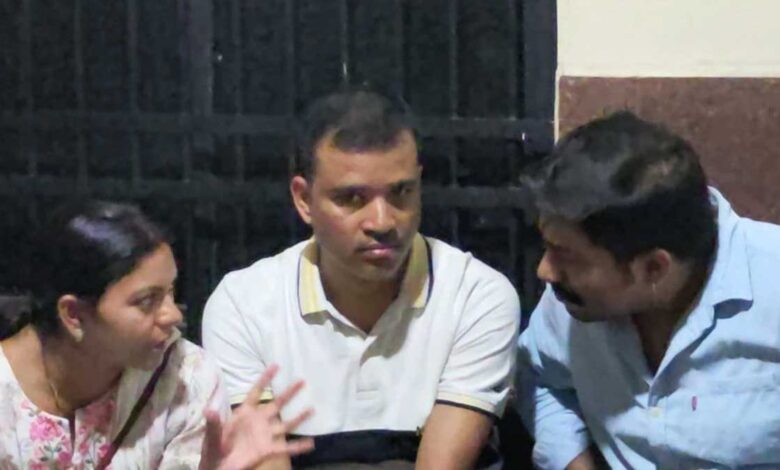 तेंदूपत्ता संग्राहकों का हक मारा, 7 करोड़ के गबन में IFS अधिकारी गिरफ्तार तेंदूपत्ता संग्राहकों का हक मारा, 7 करोड़ के गबन में IFS अधिकारी गिरफ्तार