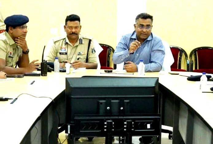 पुलिस महानिरीक्षक रायपुर रेंज रायपुर द्वारा जिला रायपुर के पुलिस एवं अभियोजन अधिकारियों की ली गई बैठक पुलिस महानिरीक्षक रायपुर रेंज रायपुर द्वारा जिला रायपुर के पुलिस एवं अभियोजन अधिकारियों की ली गई बैठक