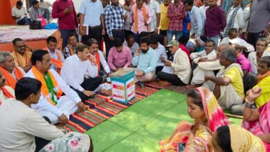 प्रथम चरण के अंतिम दिन कलेक्टर श्री वर्मा और जिला पंचायत अध्यक्ष श्री साहू खैरबनाकला पहुंचकर स्वयं ग्रामवासियों से आवेदन लिए