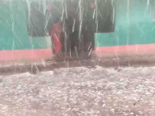 छत्तीसगढ़ में एकबार फिर बारिश का दौर, अगले दो दिन इन जिलों में बारिश और ओले गिरने की संभावना छत्तीसगढ़ में एकबार फिर बारिश का दौर, अगले दो दिन इन जिलों में बारिश और ओले गिरने की संभावना