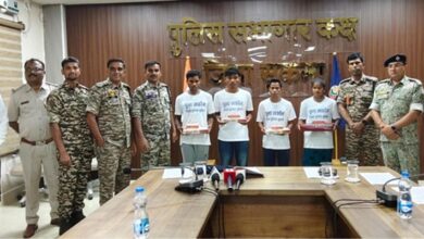 20 लाख के ईनामी 4 नक्सलियों ने किया आत्मसमर्पण