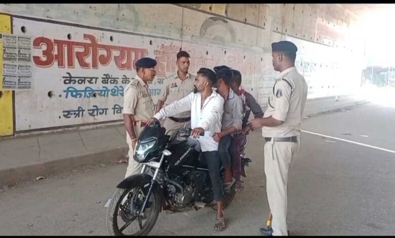 जिला बलौदाबाजार-भाटापारा पुलिस द्वारा “आपरेशन विश्वास” के तहत यातायात नियमों का उल्लंघन करने वाले वाहन चालकों पर सख्त करवाई लगातार जारी जिला बलौदाबाजार-भाटापारा पुलिस द्वारा “आपरेशन विश्वास” के तहत यातायात नियमों का उल्लंघन करने वाले वाहन चालकों पर सख्त करवाई लगातार जारी