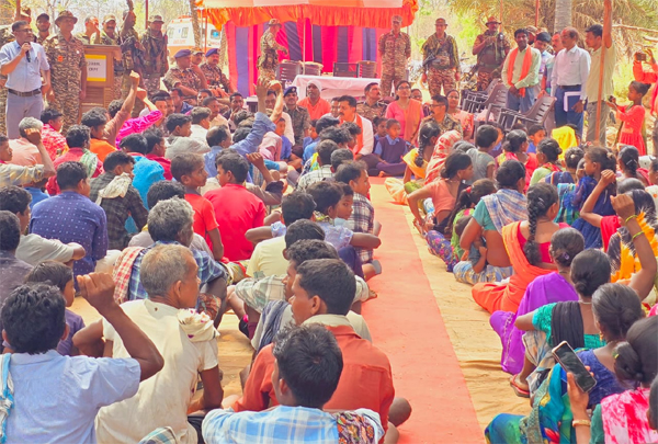 उपमुख्यमंत्री ने नक्सली कमांडर हिड़मा और देवा के कोर इलाके रायगुड़ेम में लगाई जन चौपाल उपमुख्यमंत्री ने नक्सली कमांडर हिड़मा और देवा के कोर इलाके रायगुड़ेम में लगाई जन चौपाल