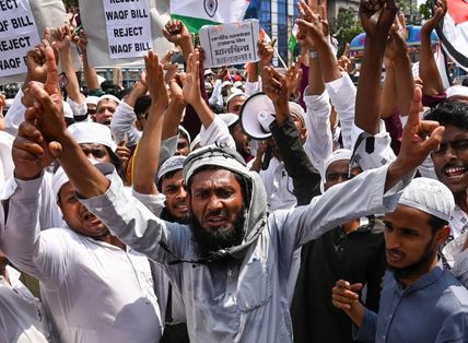 नए वक्फ कानून को लेकर बंगाल में हिंसा, अब तक 110 गिरफ्तार नए वक्फ कानून को लेकर बंगाल में हिंसा, अब तक 110 गिरफ्तार