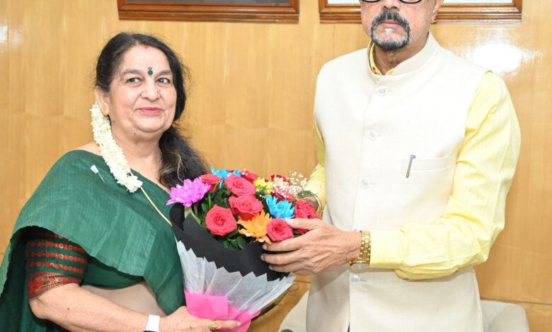 राज्यपाल श्री डेका से कुलपति डॉ. सुश्री शर्मा ने सौजन्य भेंट की राज्यपाल श्री डेका से कुलपति डॉ. सुश्री शर्मा ने सौजन्य भेंट की