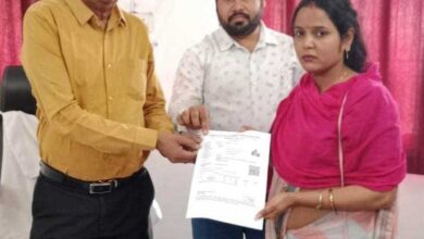 सुशासन तिहार में श्रीमती भारती देवांगन को मिला तत्काल श्रमिक कार्ड