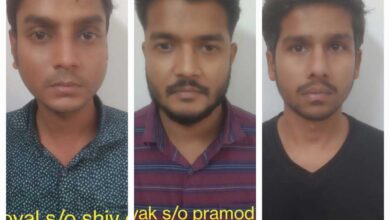 आई.पी.एल. क्रिकेट मैच के दौरान लग्जरी वाहनों में ऑनलाईन सट्टा संचालित करने वाले 03 सटोरिये गिरफ्तार