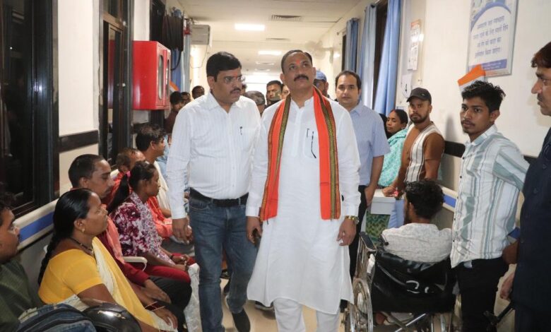 अस्पताल के वार्डों में खराब एसी 24 घंटे में ठीक करें या बदलें : मंत्री जायसवाल अस्पताल के वार्डों में खराब एसी 24 घंटे में ठीक करें या बदलें : मंत्री जायसवाल