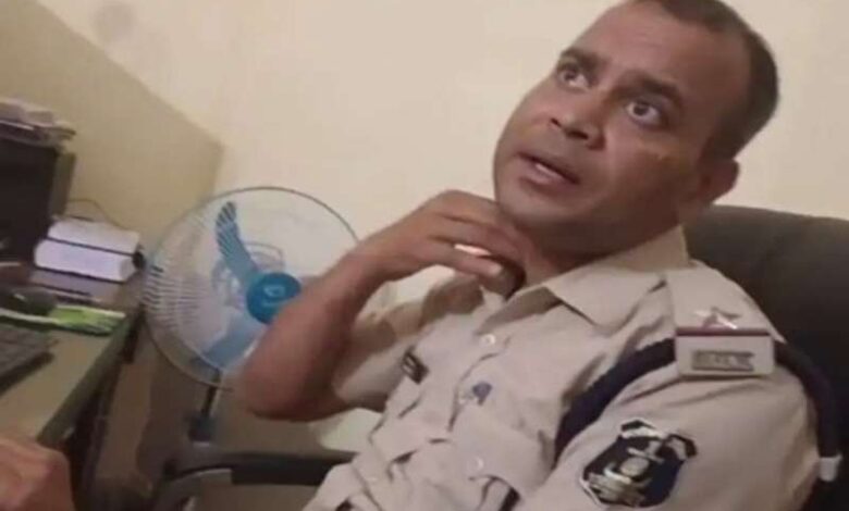 लापता बेटी की तलाश के लिए एक मां से मांगीं 20 हजार रुपए की घूस लापता बेटी की तलाश के लिए एक मां से मांगीं 20 हजार रुपए की घूस