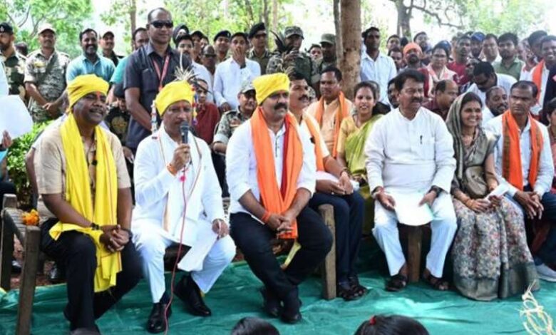 नीम की छांव में चौपाल: CM विष्णु देव साय ने बासिंग गांव में सुनी जनसमस्याएं, करोड़ों की सौगात दी नीम की छांव में चौपाल: CM विष्णु देव साय ने बासिंग गांव में सुनी जनसमस्याएं, करोड़ों की सौगात दी