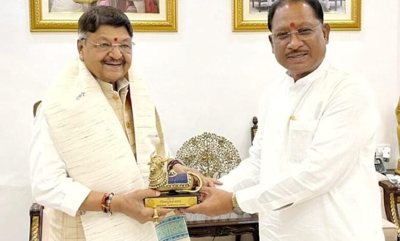 मुख्यमंत्री साय से मध्यप्रदेश के कैबिनेट मंत्री विजयवर्गीय ने की सौजन्य मुलाकात मुख्यमंत्री साय से मध्यप्रदेश के कैबिनेट मंत्री विजयवर्गीय ने की सौजन्य मुलाकात