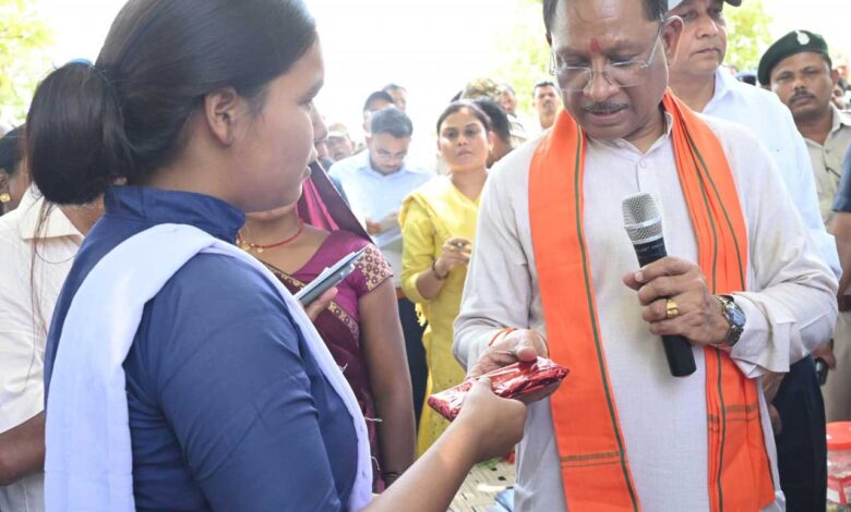 बैगा समुदाय की बिटिया ने किया टॉप, मुख्यमंत्री से की मुलाकात बैगा समुदाय की बिटिया ने किया टॉप, मुख्यमंत्री से की मुलाकात