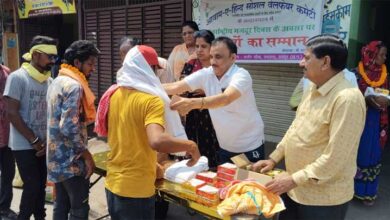अंतर्राष्ट्रीय मज़दूर दिवस के अवसर पर संस्था, अवाम ए हिन्द ने कामगार महिला एवं पुरुष मज़दूरों को गमछा, प्रोत्साहन राशि एवं मिष्ठान देकर किया सम्मान