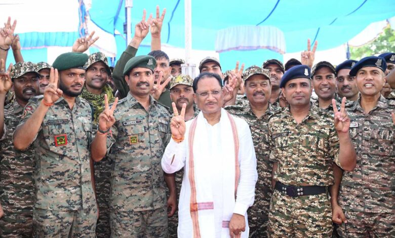 गलगम पहुंचे मुख्यमंत्री श्री विष्णु देव साय, जवानों का हौसला बढ़ाया गलगम पहुंचे मुख्यमंत्री श्री विष्णु देव साय, जवानों का हौसला बढ़ाया