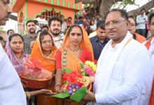 झुरानदी में बिना पूर्व सूचना पहुंचे मुख्यमंत्री, चौपाल लगाकर सुनीं ग्रामीणों की समस्याएं