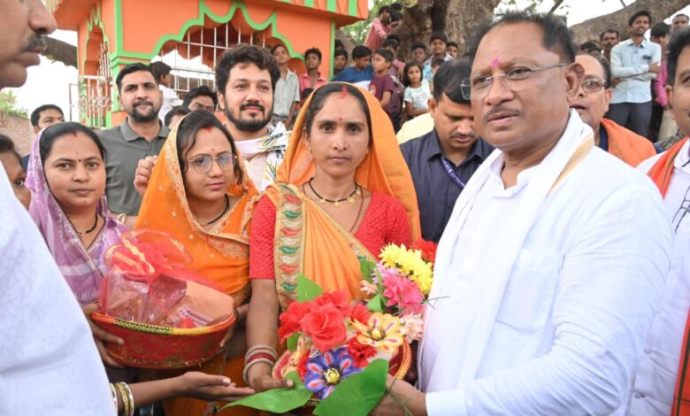झुरानदी में बिना पूर्व सूचना पहुंचे मुख्यमंत्री, चौपाल लगाकर सुनीं ग्रामीणों की समस्याएं झुरानदी में बिना पूर्व सूचना पहुंचे मुख्यमंत्री, चौपाल लगाकर सुनीं ग्रामीणों की समस्याएं